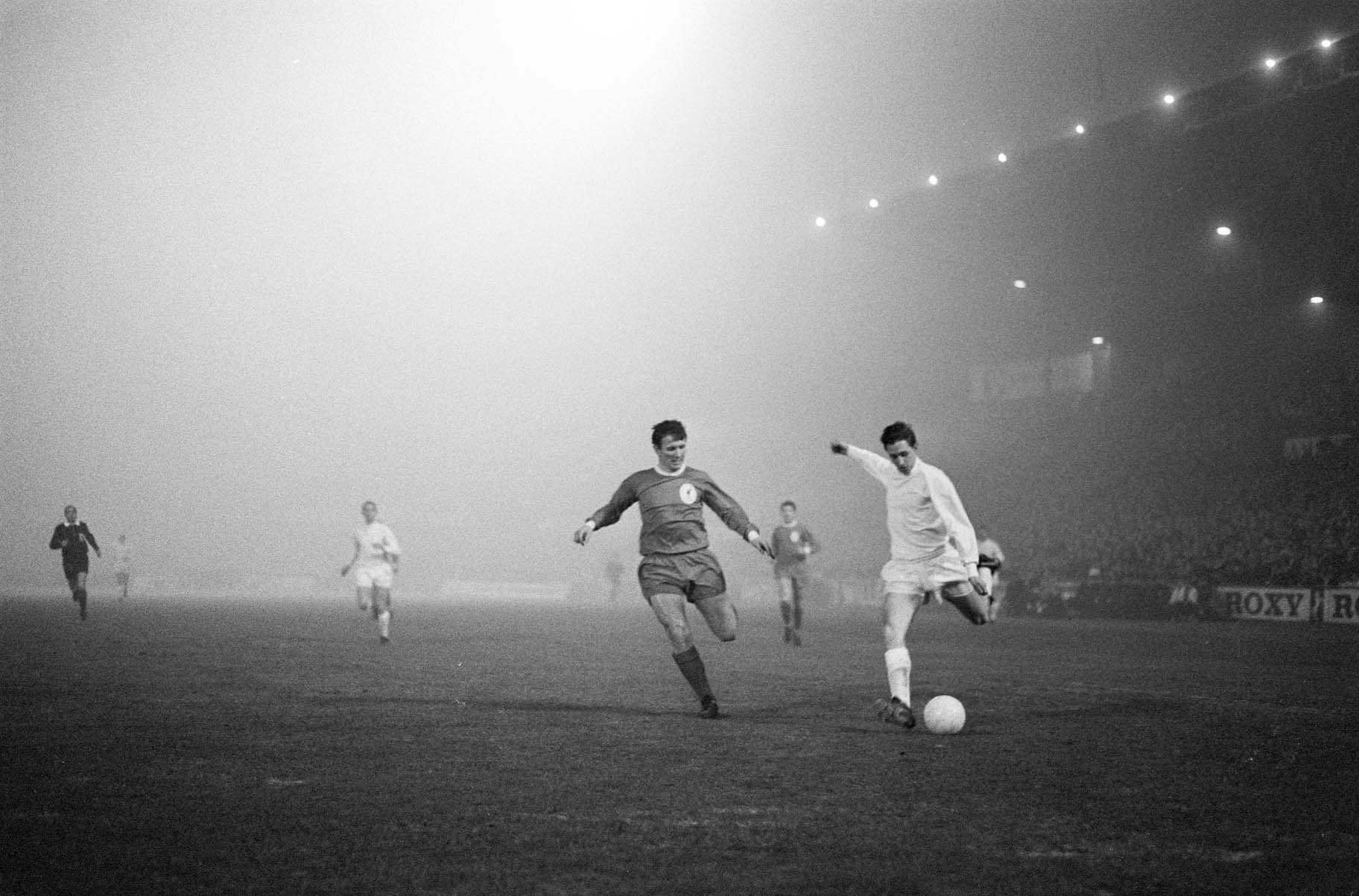 ajax_tegen_liverpool_5-1_johan_cruyff_in_duel_b_buena