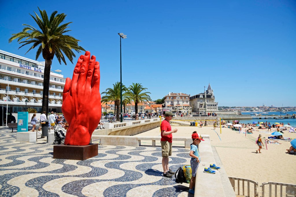 (E) Cascais, un sitio de playa con una imponente ciudadela