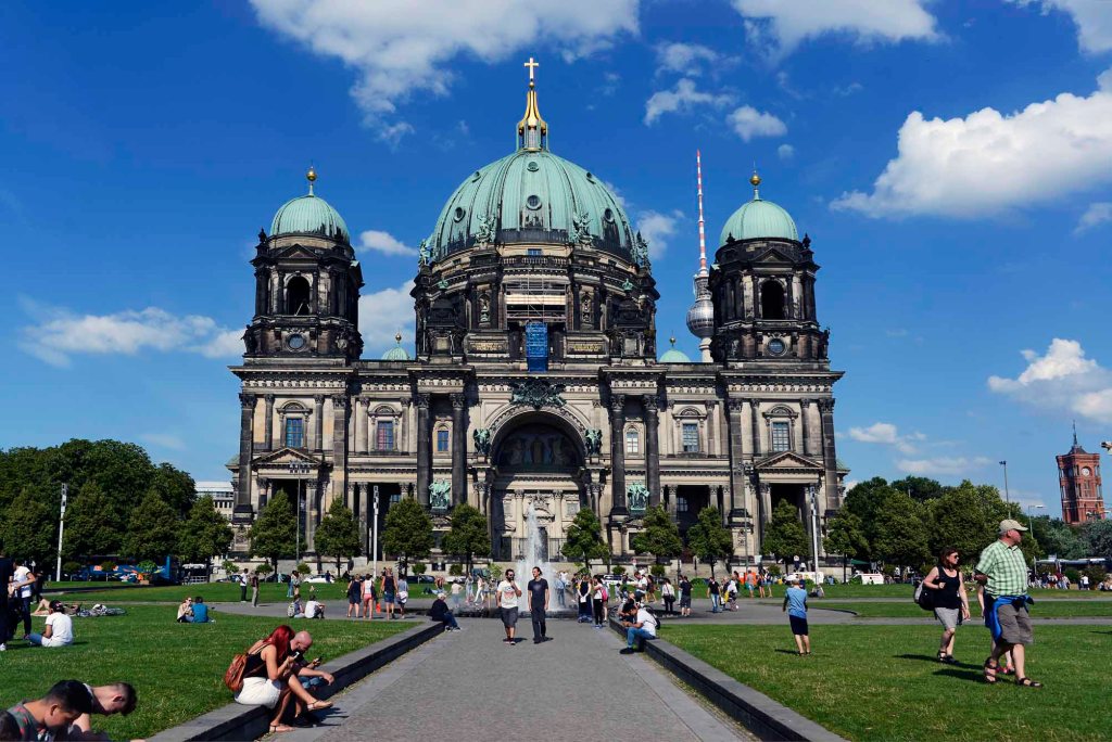 (E) La Catedral de Berlín, luterana y&nbsp;real