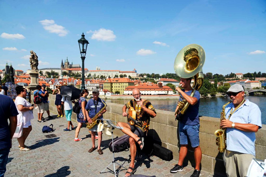 (E) El Puente de Carlos, uno de los más curiosos del mundo y gran símbolo de&nbsp;Praga