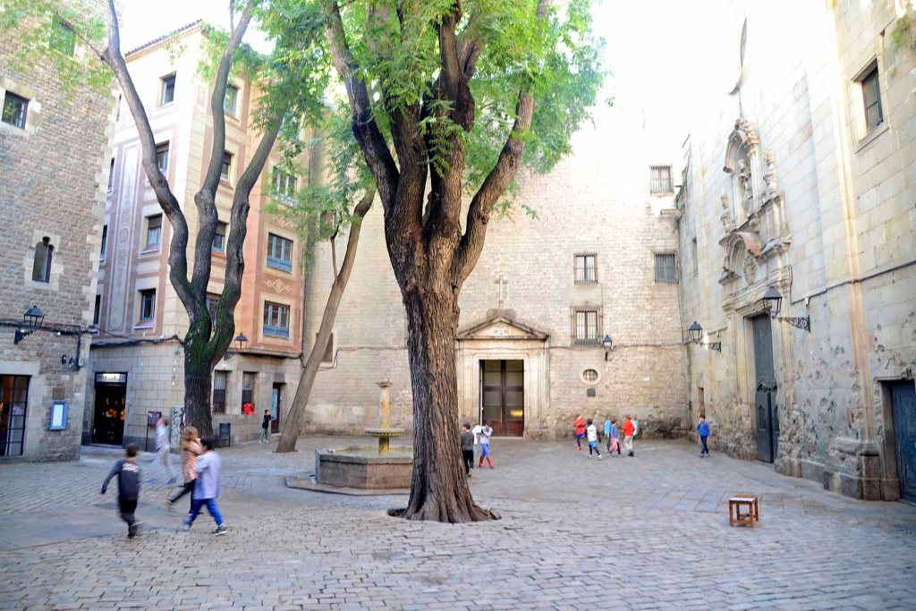 (L+) La Plaza de Sant Felip Neri, un rincón con encanto del Gótico que esconde una trágica&nbsp;historia