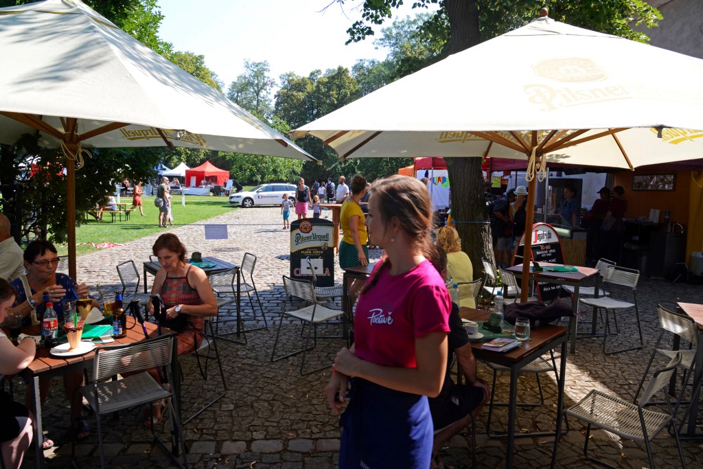 (E) De cervezas y un paseo en barco por el río Moldava de&nbsp;Praga