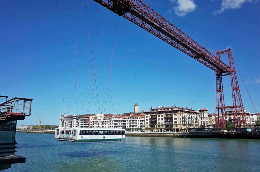 (L) El Puente de Bizkaia es el puente colgante transbordador más antiguo del&nbsp;mundo