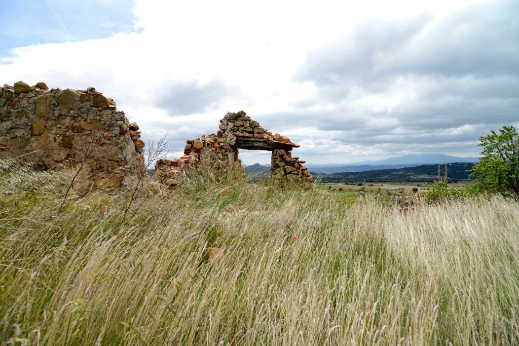 (L) Villarroya, en la Rioja, un pueblo cerca -literalmente- de la ruina material
