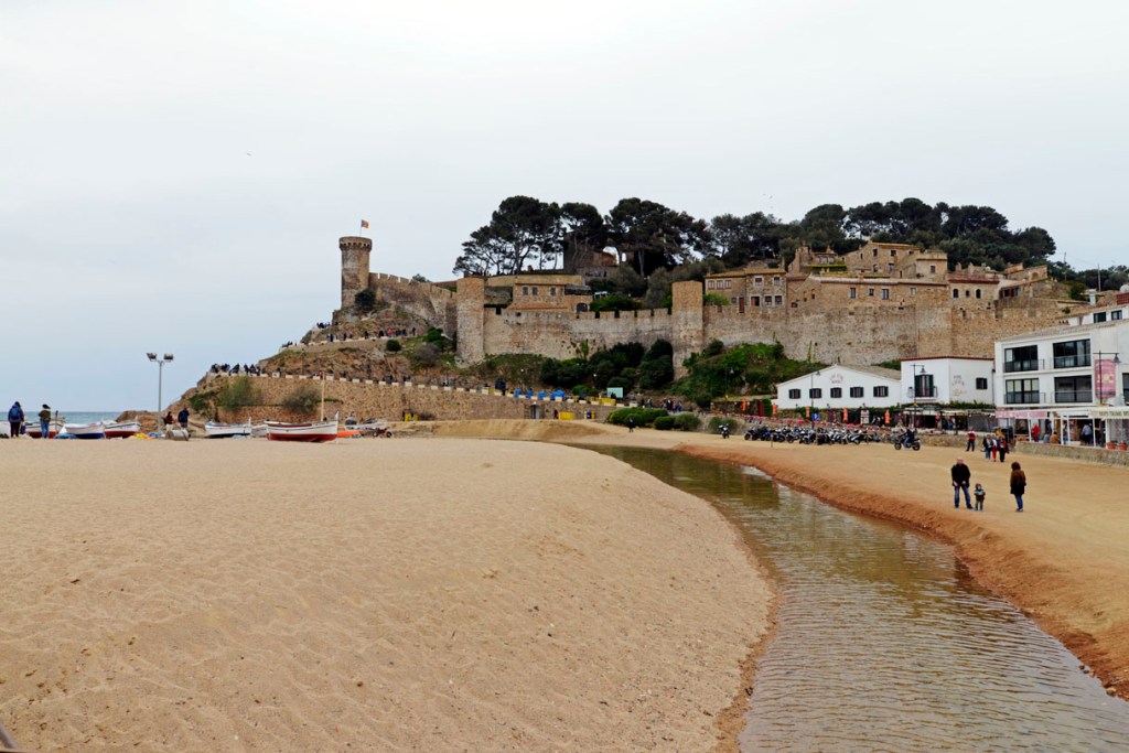 (L) Tossa de Mar y su muralla medieval, la única conservada de todo el litoral&nbsp;catalán