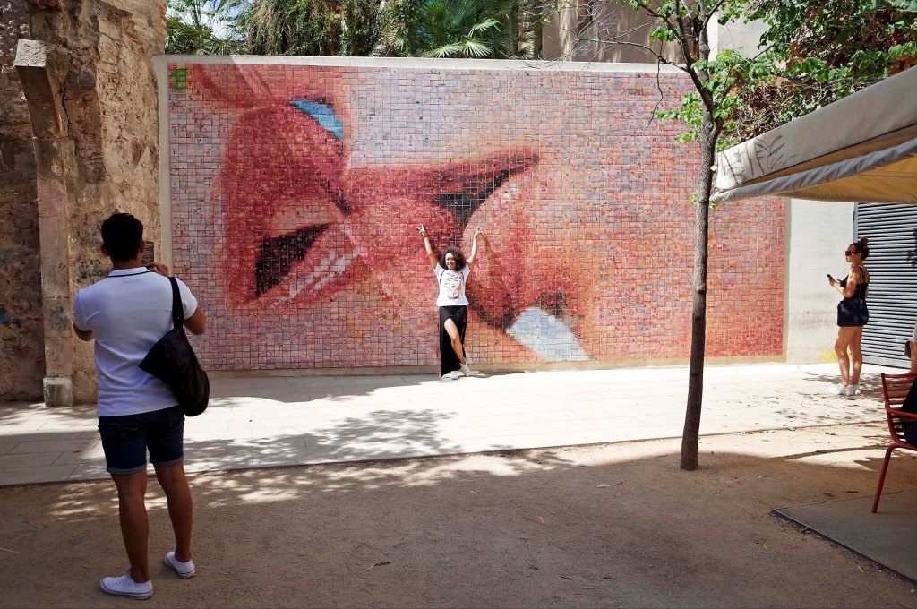 «El mundo nace en cada beso», un fotomosaico en BCN convertido en icono de la&nbsp;libertad