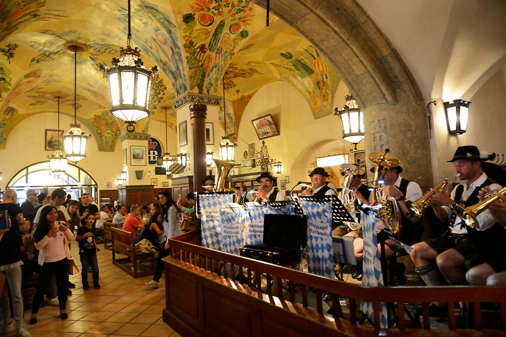 (E) Visitamos una cervecería histórica de Múnich, típica alemana y con un pasado relacionado con el partido&nbsp;nazi