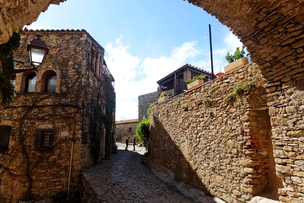(L) Peratallada, pueblo medieval de espectaculares calles de piedra y preciosa artesanía