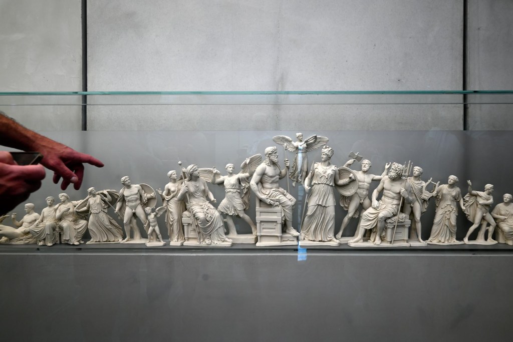 (E) En Atenas, dos de los mayores e importantes museos de arte&nbsp;clásico