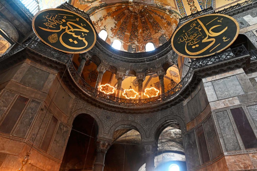 (E) Las mezquitas Azul y de Santa Sofía y el Palacio Topkapi, en&nbsp;Estambul