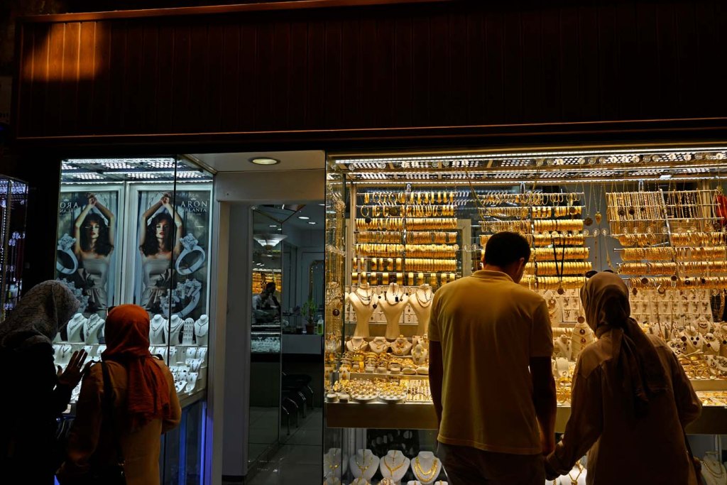 (E) El Gran Bazar, la Torre Gálata y el Palacio Dolmabahçe, en&nbsp;Estambul