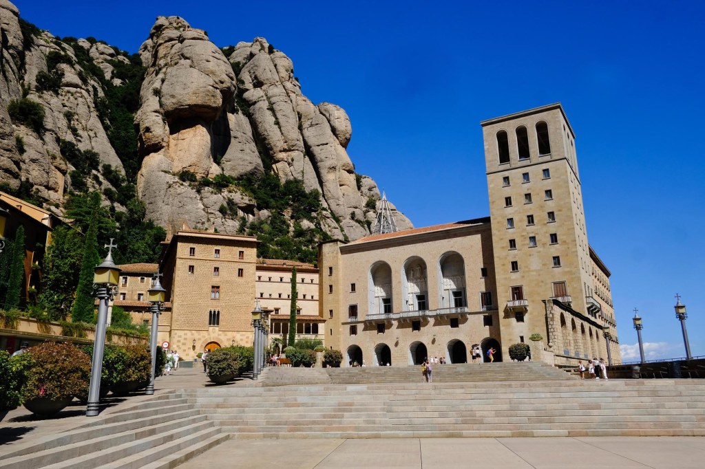 (L) La Estación de Canfranc y el monasterio de Montserrat, entre los grandes destinos de The New York Times para este&nbsp;2025