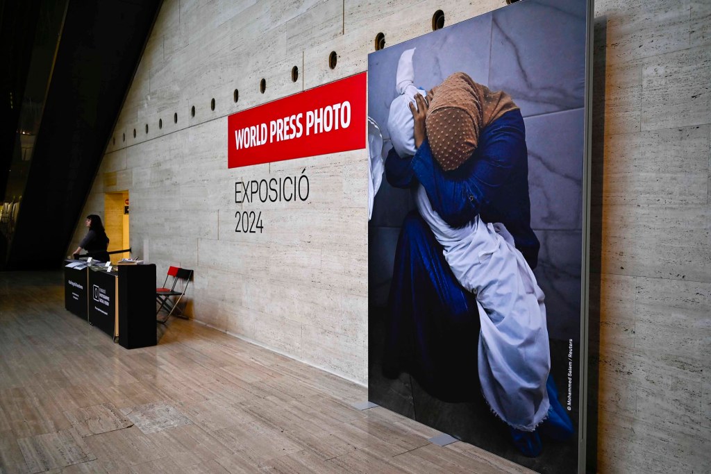 (L+) Los World Press Photo’24, en BCN: fotoperiodismo comprometido, pero ¿en crisis?