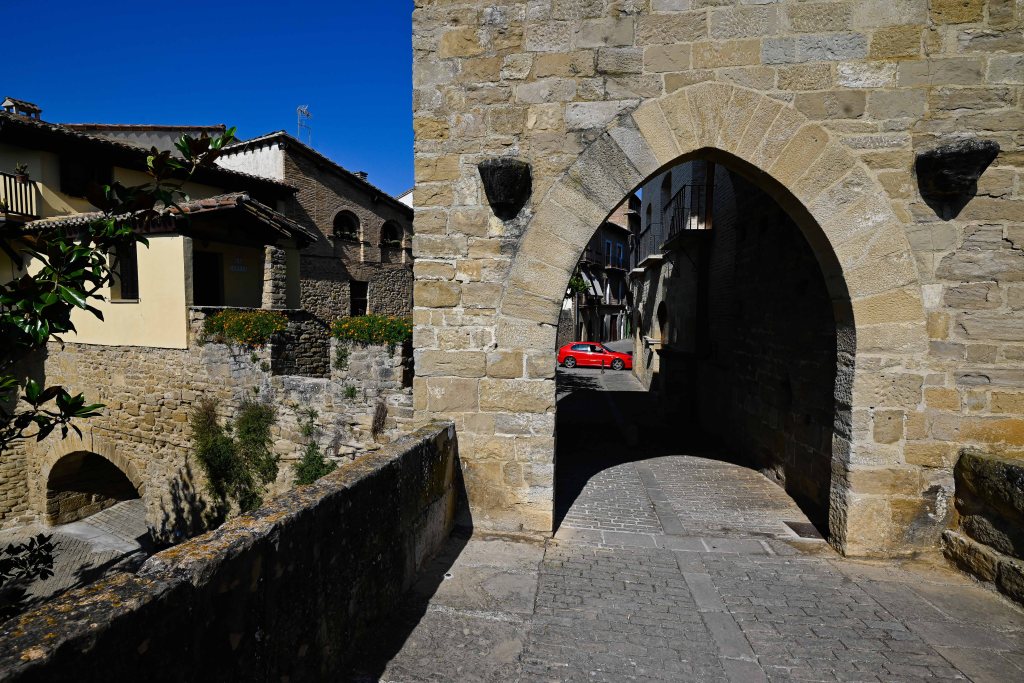 (L) Puente la Reina, en Navarra, y muy vinculada a las peregrinaciones a Santiago